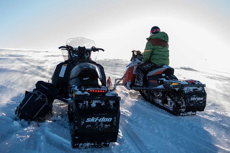 Sneeuwscooters op de berg in Sälen