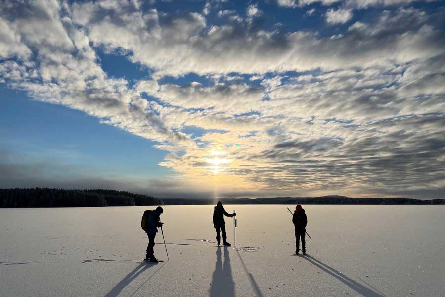 Schaatsers op het ijs in Orsa